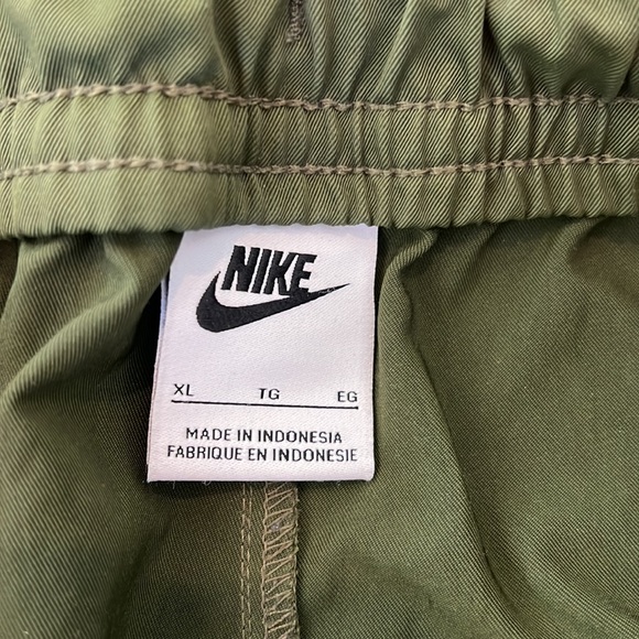 Nike Green Tech Commuter Pant - Picture 8 of 15